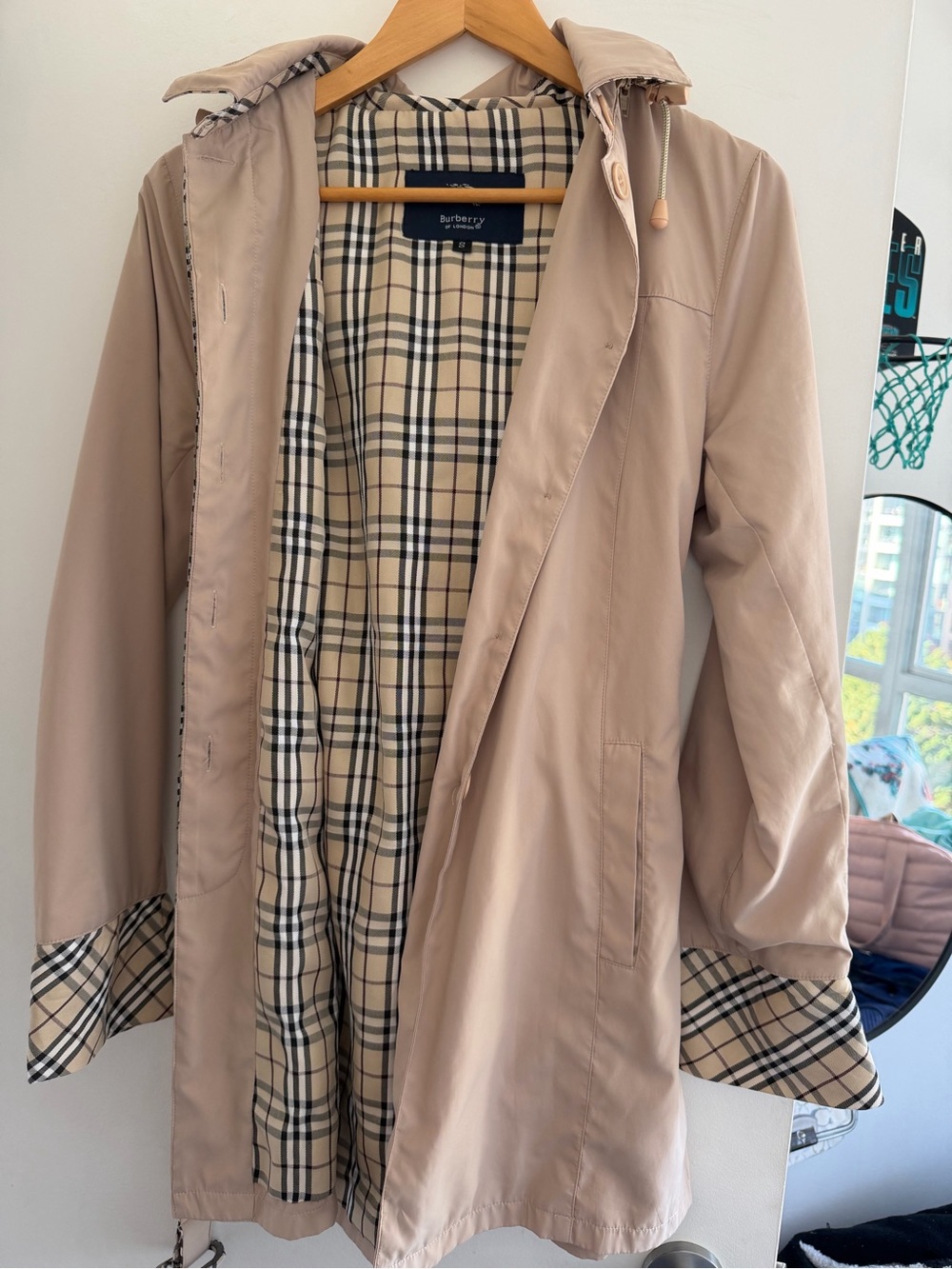 “Burberry” Women’s Beige Trench Coat with Signature Check Lining (in auth)